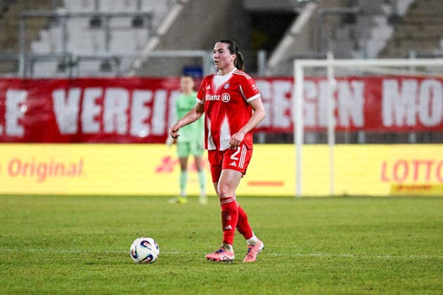 Soccer I Women I Season 2025 2026 I Bundesliga I 16 Matchday I FC Carl Zeiss Jena FC Bayern Munich I 11 02 2026 Vanessa Gilles 2, FC Bayern Munich with ball Crop, close-up, portrait, portrait, single photo, single image, body Jena Ernst Abbe Sportfeld, ad hoc Arena Thuringia Germany Copyright: xLobeca InesxHähnelx