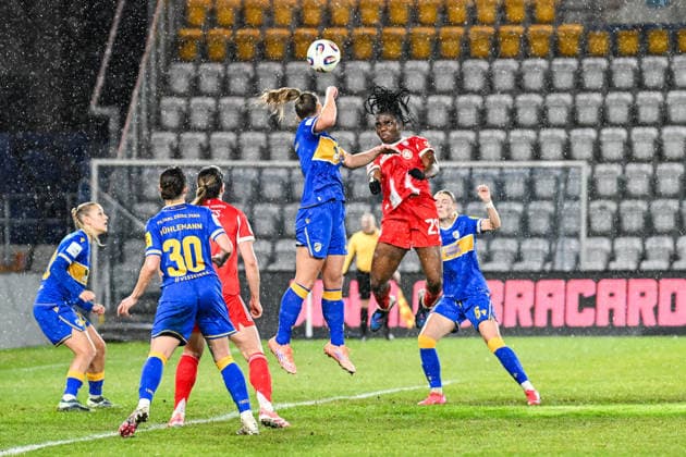 Soccer I Women I Season 2025 2026 I Bundesliga I Matchday 16 I FC Carl Zeiss Jena FC Bayern Munich I 11 02 2026 Head-to-head duel Toma Ihlenburg 3, FC Carl Zeiss Jena and Edna Imade 29, FC Bayern Munich climb up to the ball Jena Ernst Abbe Sportfeld, ad hoc Arena Thüringen Germany Copyright: xLobeca InesxHähnelx