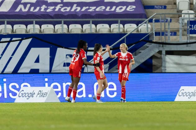 Google Pixel Womens Bundesliga FC Carl Zeiss Jena vs FC Bayern Munich Jena 11 02 2026 Cheers, 0 2 Edna Imade 29 FC Bayern Munich left , Jovana Damnjanovi 9 FC Bayern Munich and Pernille Harder 21 FC Bayern Munich right Google Pixel Womens Bundesliga FC Carl Zeiss Jena vs FC Bayern Munich ad hoc arena at Ernst Abbe Sportfeld 11 02 2026 DFB REGULATIONS PROHIBIT ANY USE OF PHOTOGRAPHS AS IMAGE SEQUENCES AND OR QUASI VIDEO Copyright: xBEAUTIFULxSPORTS Duehringx