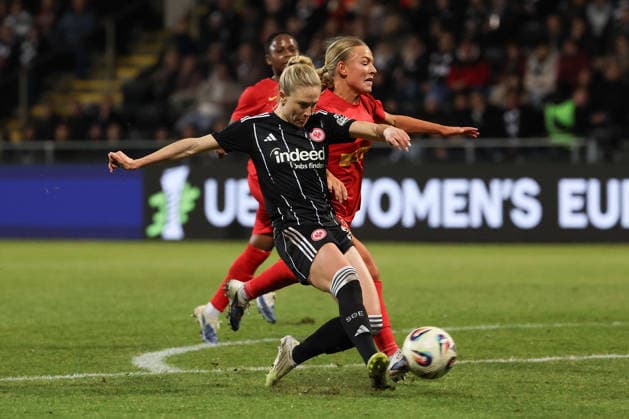 FBL UEFA Women™s Europa Cup 2025 26 Eintracht Frankfurt Nordsjaelland Rebecka Blomqvist Eintracht Frankfurt , Astrid Engsig Karup Nordsaelland in action, with the ball during the Women™s Europa Cup match between Eintracht Frankfurt and Nordsaelland at Stadion am Brentanobad in Frankfurt am Main, Germany, February 11, 2026 Copyright: JoaquimxFerreira