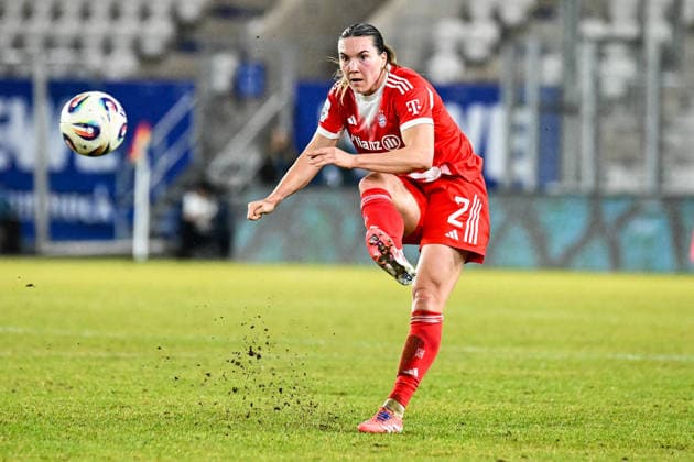 Soccer I Women I Season 2025 2026 I Bundesliga I 16 Matchday I FC Carl Zeiss Jena FC Bayern Munich I 11 02 2026 Vanessa Gilles 2, FC Bayern Munich plays the ball Crop, close-up, portrait, portrait, single photo, single image, body Jena Ernst Abbe Sportfeld, ad hoc Arena Thuringia Germany Copyright: xLobeca InesxHähnelx