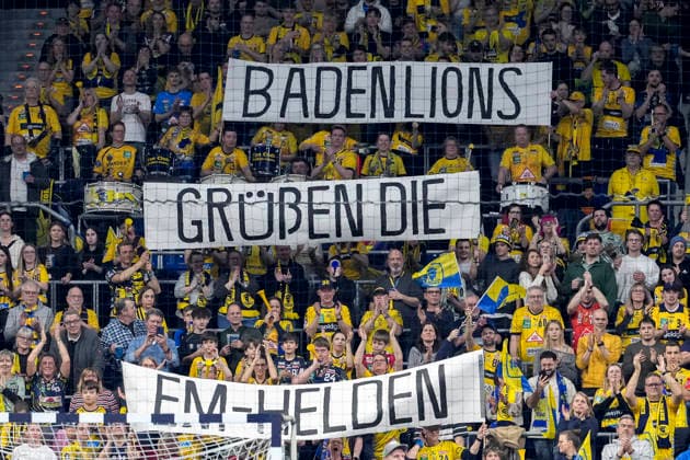 The fans of the Rhein Neckar Löwen show a banner in the fan curve, banner with the inscription Baden Lions greet the EM heroes, fans, Ultras audience, spectators, mood, atmosphere, stadium, 11 02 2026, Mannheim Germany , handball, Bundesliga, Rhein Neckar Löwen THW Kiel xozx