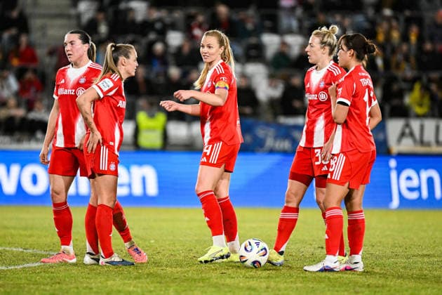 Soccer I Women I Season 2025 2026 I Bundesliga I Matchday 16 I FC Carl Zeiss Jena FC Bayern Munich I 11 02 2026 Vanessa Gilles 2, FC Bayern Munich , Georgia Stanway 31, FC Bayern Munich , Glodis Viggosdottir 4, FC Bayern Munich , Carolin Simon 30, FC Bayern Munich and Momoko Tanikawa 18, FC Bayern Munich take the free kick together v l n r Jena Ernst Abbe Sportfeld, ad hoc Arena Thüringen Germany Copyright: xLobeca InesxHähnelx
