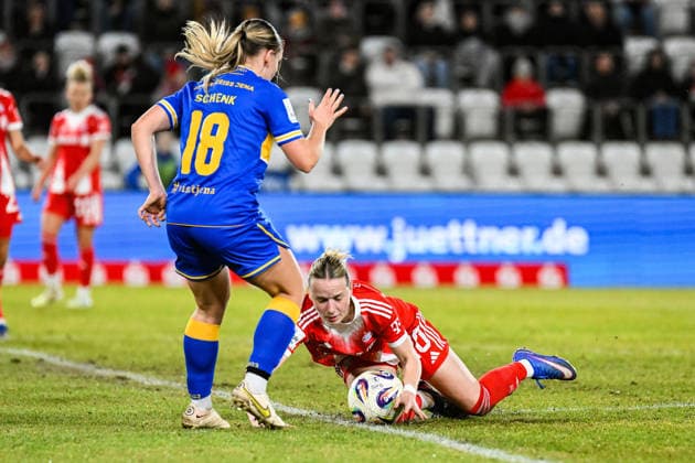 Soccer I Women I Season 2025 2026 I Bundesliga I 16 Matchday I FC Carl Zeiss Jena FC Bayern Munich I 11 02 2026 Lara Schenk 18, FC Carl Zeiss Jena and Franziska Kett 20, FC Bayern Munich in a duel Jena Ernst Abbe Sportfeld, ad hoc Arena Thüringen Germany Copyright: xLobeca InesxHähnelx