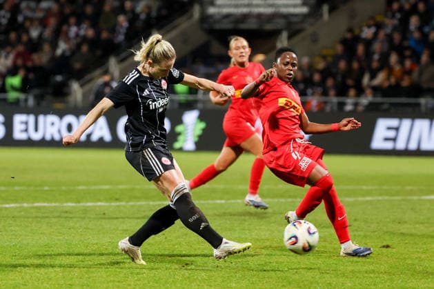 FBL UEFA Women™s Europa Cup 2025 26 Eintracht Frankfurt Nordsjaelland Rebecka Blomqvist Eintracht Frankfurt scores the goal to 2 0, Bongeka Gamede Nordsaelland during the Women™s Europa Cup match between Eintracht Frankfurt and Nordsaelland at Stadion am Brentanobad in Frankfurt am Main, Germany, February 11, 2026 Copyright: JoaquimxFerreira