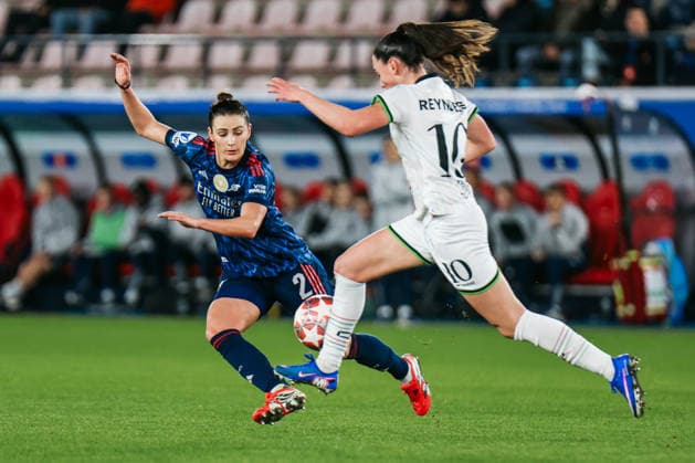 LEUVEN, BELGIUM FEBRUARY 11: Emily Fox (Arsenal WFC, 2) challenges Aurelie Reynders (OH Leuven, 10) for the ball during the UEFA Women™s Champions League match between OH Leuven and Arsenal WFC at the King Power at Den Dreef Stadion on February 11, 2026 in Leuven, Belgium. Copyright: xNatachaxFreisenx