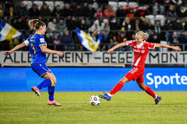 Soccer I Women I Season 2025 2026 I Bundesliga I Matchday 16 I FC Carl Zeiss Jena FC Bayern Munich I 11 02 2026 Duel between Toma Ihlenburg 3, FC Carl Zeiss Jena and Pernille Harder 21, FC Bayern Munich , who stretches out her leg and reaches the ball first Jena Ernst Abbe Sportfeld, ad hoc Arena Thüringen Germany Copyright: xLobeca InesxHähnelx