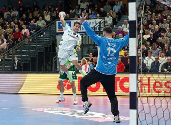 11 02 2026, xovx, Handball Daikin Handball Bundesliga, HSG Wetzlar Füchse Berlin v l Tim Freihöfer Füchse Berlin , Anadin Suljakovic HSG Wetzlar Wetzlar Buderus Arena Hessen Germany EN