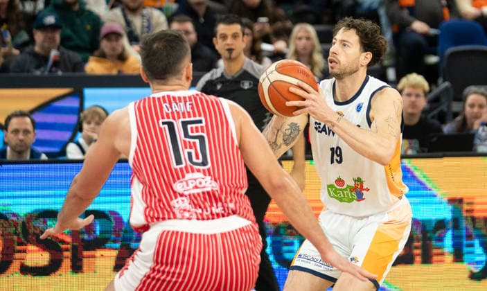 11 2 2026, Basketball, Men, FIBA Europe Cup, Season 2025 26, 2 Group stage, Group K, Matchday 6, Rostock Seawolves UCAM Murcia, Sid Marlon Theis Rostock Seawolves, re against Emanuel Cate UCAM Murcia, li Rostock Stadthalle Mecklenburg Vorpommern Germany