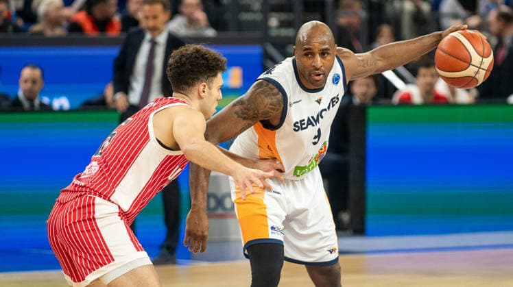 11 2 2026, Basketball, Men, FIBA Europe Cup, Season 2025 26, 2 Group Stage, Group K, Matchday 6, Rostock Seawolves UCAM Murcia, DeAndre Lansdowne Rostock Seawolves, re against Dani Garcia UCAM Murcia, li Rostock Stadthalle Mecklenburg Vorpommern Germany