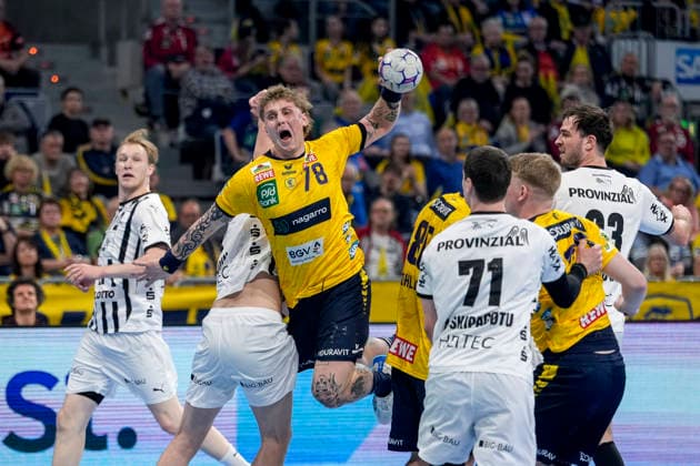 from left Magnus Landin Jacobsen THW, 7 , Edwin Aspenbäck RNL, 78 , Elias Ellefsen a Skipagotu THW, 71 , duel, duel scene, duel, tackle, tackling, dynamics, action, action, 11 02 2026, Mannheim Germany , Handball, Bundesliga, Rhein Neckar Löwen THW Kiel xozx