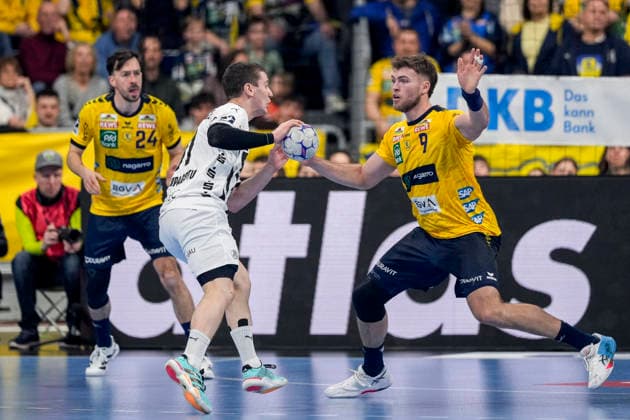 v li Patrick Groetzki RNL, 24 , Elias Ellefsen a Skipagotu THW, 71 , Steven Plucnar Jacobsen RNL, 9 , duel, duel scene, duel, tackle, tackling, dynamics, action, action, 11 02 2026, Mannheim Germany , Handball, Bundesliga, Rhein Neckar Löwen THW Kiel xozx