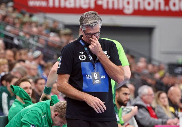 11 02 2026, xovx, Handball Daikin Handball Bundesliga, HSG Wetzlar Füchse Berlin Coach Runar Sigtryggsson HSG Wetzlar disappointed, disappointed looking Wetzlar Buderus Arena Hessen Germany EN
