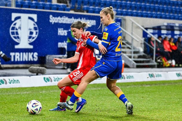 Soccer I Women I Season 2025 2026 I Bundesliga I Matchday 16 I FC Carl Zeiss Jena FC Bayern Munich I 11 02 2026 A duel for the ball between Barbara Dunst 28, FC Bayern Munich and Steffi Schmid 20, FC Carl Zeiss Jena Jena Ernst Abbe Sportfeld, ad hoc Arena Thüringen Germany Copyright: xLobeca InesxHähnelx
