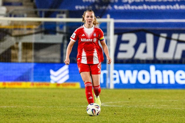 Soccer I Women I Season 2025 2026 I Bundesliga I 16 Matchday I FC Carl Zeiss Jena FC Bayern Munich I 11 02 2026 Glodis Viggosdottir 4, FC Bayern Munich with ball Crop, close-up, portrait, portrait, single photo, single image, body Jena Ernst Abbe Sportfeld, ad hoc Arena Thuringia Germany Copyright: xLobeca InesxHähnelx