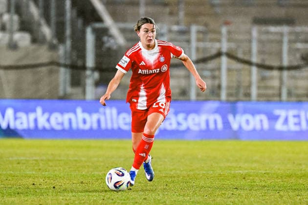 Soccer I Women I Season 2025 2026 I Bundesliga I 16 Matchday I FC Carl Zeiss Jena FC Bayern Munich I 11 02 2026 Barbara Dunst 28, FC Bayern Munich dribbles with the ball Crop, close-up, portrait, portrait, single photo, single image, body Jena Ernst Abbe Sportfeld, ad hoc Arena Thuringia Germany Copyright: xLobeca InesxHähnelx