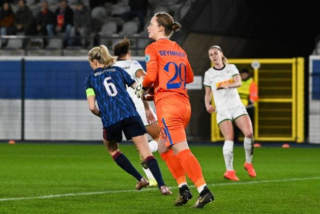 OHL Women s goalkeeper Lowiese Seynhaeve pictured during a soccer match between Oud-Heverlee Leuven Women and English Arsenal, Wednesday 11 February 2026 in Heverlee, in the Knockout Play-offs (1st leg) phase of the UEFA Women s Champions League competition. JILLxDELSAUX  x162690453x