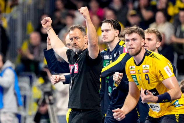 Maik Machulla coach, head coach, RNL , cheer, cheers, celebration, joy, rejoice, rejoicing, confident, optimistic, positive, match scene, 11 02 2026, Mannheim Germany , Handball, Bundesliga, Rhein Neckar Löwen THW Kiel xozx