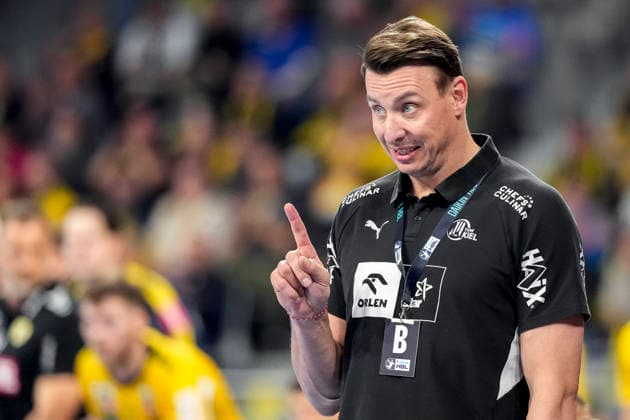 Filip Jicha coach, head coach, THW , gives instructions, gestures, gesticulates with arms, single picture, single photo, action, action, 11 02 2026, Mannheim Germany , Handball, Bundesliga, Rhein Neckar Löwen THW Kiel xozx