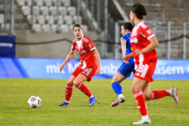 Soccer I Women I Season 2025 2026 I Bundesliga I Matchday 16 I FC Carl Zeiss Jena FC Bayern Munich I 11 02 2026 Barbara Dunst 28, FC Bayern Munich has her eyes on Momoko Tanikawa 18, FC Bayern Munich to play her Jena Ernst Abbe Sportfeld, ad hoc Arena Thüringen Germany Copyright: xLobeca InesxHähnelx