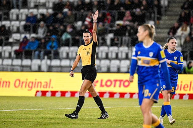 Soccer I Women I Season 2025 2026 I Bundesliga I 16 Matchday I FC Carl Zeiss Jena FC Bayern Munich I 11 02 2026 Referee Nadine Westerhoff raises her arm Crop, close-up, portrait, portrait, single photo, single image, body Jena Ernst Abbe Sportfeld, ad hoc Arena Thuringia Germany Copyright: xLobeca InesxHähnelx