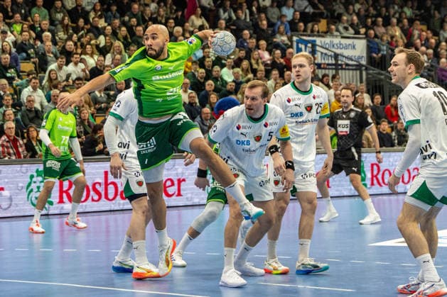 David Cyrill Akakpo HSG Wetzlar, 20 free at circle B19, Matthes Langhoff Fuechse Berlin, 25 and Max Darj Fuechse Berlin, 05 watch GER, HSG Wetzlar vs Fuechse Berlin, Handball, 1 Bundesliga Men, Matchday 20, Season 2025 2026, 11 02 2026 GER, HSG Wetzlar vs Fuechse Berlin, Handball, 1 Bundesliga Men, Matchday 20, Season 2025 2026, 11 02 2026 Wetzlar Copyright: xEibner-Pressefoto GerhardxWingenx EP_GWR