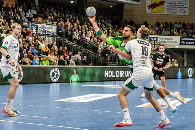 Philipp Ahouansou HSG Wetzlar, 19 vs Mathias Gidsel Fuechse Berlin, 19 , Matthes Langhoff Fuechse Berlin, 25 watches GER, HSG Wetzlar vs Fuechse Berlin, Handball, 1 Bundesliga Men, Matchday 20, Season 2025 2026, 11 02 2026 GER, HSG Wetzlar vs Fuechse Berlin, Handball, 1 Bundesliga Men, Matchday 20, Season 2025 2026, 11 02 2026 Wetzlar Copyright: xEibner-Pressefoto GerhardxWingenx EP_GWR