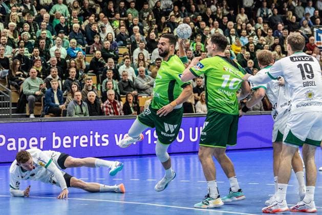Philipp Ahouansou HSG Wetzlar, 19 throws and Mathias Gidsel Fuechse Berlin, 19 pulls on the jersey of Josip Simic HSG Wetzlar, 10 GER, HSG Wetzlar vs Fuechse Berlin, Handball, 1 Bundesliga Men, Matchday 20, Season 2025 2026, 11 02 2026 GER, HSG Wetzlar vs Fuechse Berlin, Handball, 1 Bundesliga Men, Matchday 20, Season 2025 2026, 11 02 2026 Wetzlar Copyright: xEibner-Pressefoto GerhardxWingenx EP_GWR