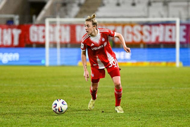 Soccer I Women I Season 2025 2026 I Bundesliga I 16 Matchday I FC Carl Zeiss Jena FC Bayern Munich I 11 02 2026 Carolin Simon 30, FC Bayern Munich with ball Crop, close-up, portrait, portrait, single photo, single image, body Jena Ernst Abbe Sportfeld, ad hoc Arena Thuringia Germany Copyright: xLobeca InesxHähnelx