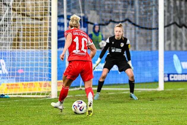 Soccer I Women I Season 2025 2026 I Bundesliga I 16 Matchday I FC Carl Zeiss Jena FC Bayern Munich I 11 02 2026 Linda Dallmann 10, FC Bayern Munich pulls the ball in front of Jasmin Jannings goal 1, FC Carl Zeiss Jena Jena Ernst Abbe Sportfeld, ad hoc Arena Thüringen Germany Copyright: xLobeca InesxHähnelx
