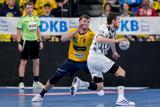 v li Steven Plucnar Jacobsen RNL, 9 , Nikola Bilyk Mykola Bilyk, THW, 53 , duel, duel scene, duel, tackle, tackling, dynamics, action, action, 11 02 2026, Mannheim Germany , Handball, Bundesliga, Rhein Neckar Löwen THW Kiel xozx