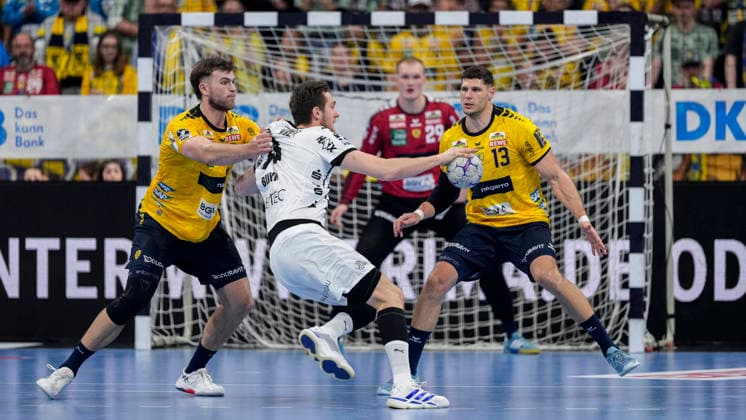 from left Steven Plucnar Jacobsen RNL, 9 , Nikola Bilyk Mykola Bilyk, THW, 53 , Sebastian Heymann RNL, 13 , duel, duel scene, duel, tackle, tackling, dynamics, action, action, 11 02 2026, Mannheim Germany , Handball, Bundesliga, Rhein Neckar Löwen THW Kiel xozx