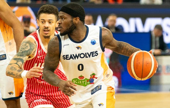 11 2 2026, Basketball, Men, FIBA Europe Cup, Season 2025 26, 2 Group Stage, Group K, Matchday 6, Rostock Seawolves UCAM Murcia, TJ Crockett jr Rostock Seawolves, re vs Jonah Radebaugh UCAM Murcia, li Rostock Stadthalle Mecklenburg Vorpommern Germany