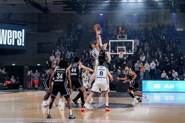 Germany Basketball EuroCup Season 2025 26 18 Matchday Veolia Towers Hamburg vs BAXI Manresa Inselpark Arena Hamburg Tip Off Kaodirichi Akobundu Ehiogu BAXI Manresa, 0 , Jan Niklas Wimberg Veolia Towers Hamburg, 17 , Ross Williams Veolia Towers Hamburg, 34 , Alex Reyes BAXI Manresa, 8 , Osaro Jürgen Rich Veolia Towers Hamburg, 3 , Devon Daniels Veolia Towers Hamburg, 21 , Ferran Bassas BAXI Manresa, 6 Copyright: xStefanxTrochax