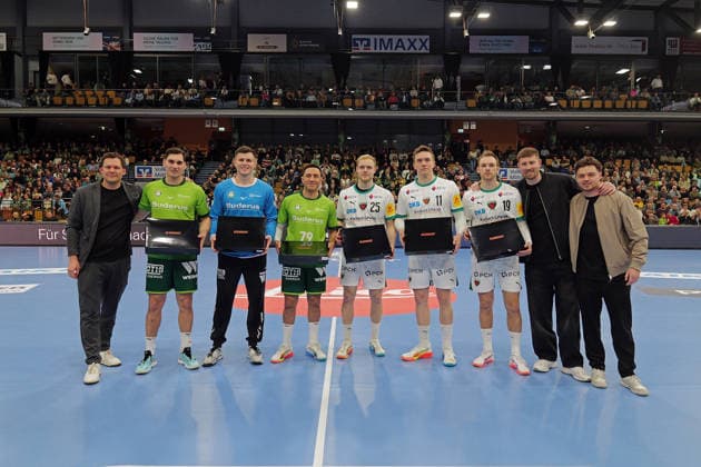 11 02 2026, xovx, Handball Daikin Handball Bundesliga, HSG Wetzlar Füchse Berlin Honoring the winners of the continental championships, f l Arne Wohlfahrt HSG Wetzlar , Josip Simic HSG Wetzlar, bronze medal European Championship with Croatia , Anadin Suljakovic HSG Wetzlar, silver medal Asian Championship with Qatar , Ahmet Nafea HSG Wetzlar, gold medal Asian Championship with Egypt , Matthes Langhoff Füchse Berlin, silver medal European Championship with Germany , Lasse Bredekjaer Andersson Füchse Berlin, European Champion with Denmark , Mathias Gidsel Füchse Berlin, European Champion with Denmark Wetzlar Buderus Arena Hessen Germany EN