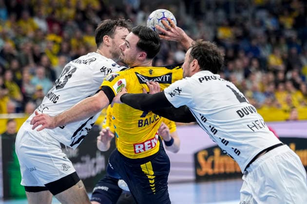 v li Veron Nacinovic THW, 93 , Dani Baijens RNL, 77 , Domagoj Duvnjak THW, 4 , duel, duel, tackle, tackling, dynamics, action, action, 11 02 2026, Mannheim Germany , Handball, Bundesliga, Rhein Neckar Löwen THW Kiel xozx
