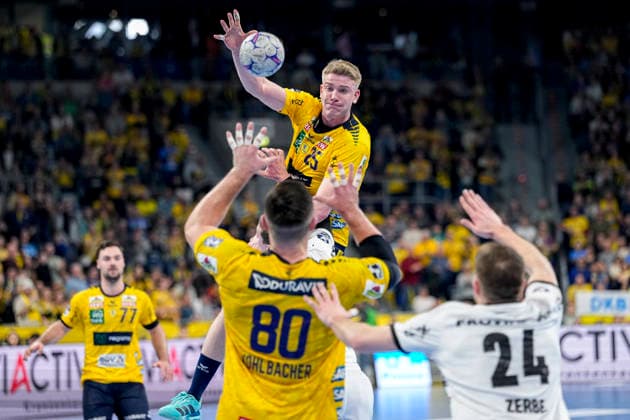 from left Haukur Thrastarson RNL, 25 passing to circle player Jannik Kohlbacher RNL, 80 , jump shot, throw, goal shot, action, action scene, 11 02 2026, Mannheim Germany , Handball, Bundesliga, Rhein Neckar Löwen THW Kiel xozx