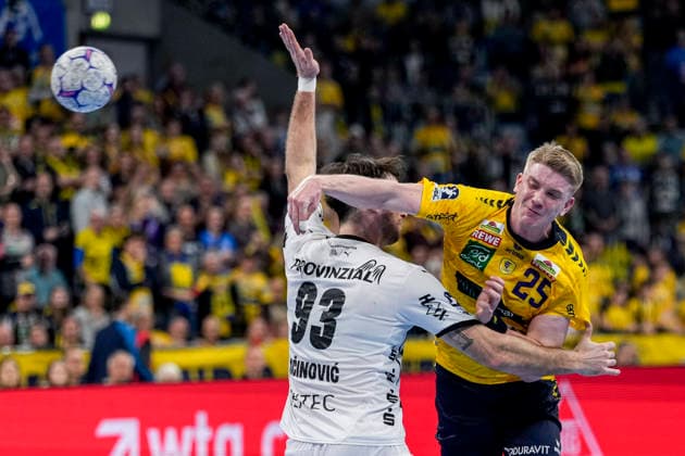 v li Veron Nacinovic THW, 93 , Haukur Thrastarson RNL, 25 , duel, duel, tackle, tackling, dynamics, action, action, 11 02 2026, Mannheim Germany , Handball, Bundesliga, Rhein Neckar Löwen THW Kiel xozx