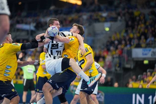 Scene with Steven Plucnar Jacobsen 9 Rhein Neckar Löwen , Elias Ellefsen á Skipagøtu 71 THW Kiel , Jesse Bennett Dahmke 15 THW Kiel and Halil Jaganjac 45 Rhein Neckar Löwen Scene with Steven Plucnar Jacobsen 9 Rhein Neckar Löwen and Elias Ellefsen á Skipagøtu 71 THW Kiel Copyright: xspeedshotx