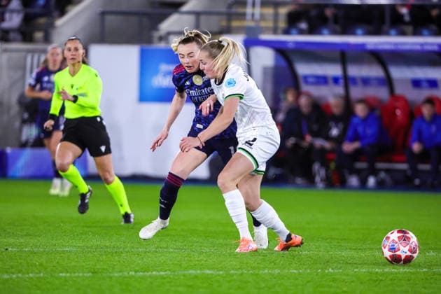 260211 UWCL OH Leuven vs Arsenal Chloe Kelly (18) of Arsenal and Saar Janssen (2) of OH Leuven pictured during the soccer match between OH Leuven (BEL) and Arsenal (ENG), KO play offs first leg, 2025-2026 season of UEFA Womens Champions League , on Wednesday 11 February 2026 in LEUVEN , Belgium . PHOTO SPORTPIX Sevil Oktem LEUVEN DEN DREEF Vlaams-Brabant Belgium  Copyright: xSportpix.bex xSevilxOktemxSevilxOktemx