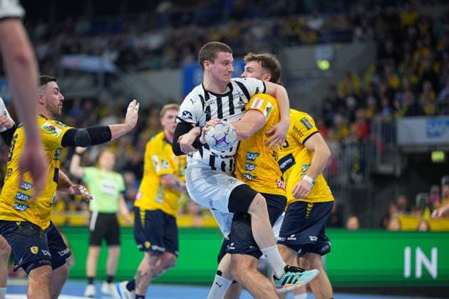 Scene with Steven Plucnar Jacobsen 9 Rhein Neckar Löwen and 80 THW Kiel Steven Plucnar Jacobsen 9 Rhein Neckar Löwen and 80 THW Kiel in a duel Copyright: xspeedshotx