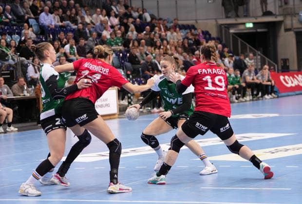 Handball I Women I Season 2025 2026 I 1 HBF I 17 Matchday I VFL Oldenburg Thüringer HC I 11 02 2026 Toni Luisa Reinemann 4, VfL Oldenburg defended by Luca Farago 19, Thüringer HC Oldenburg Small EWE Arena Lower Saxony Germany Copyright: xLobeca JonasxBoningx