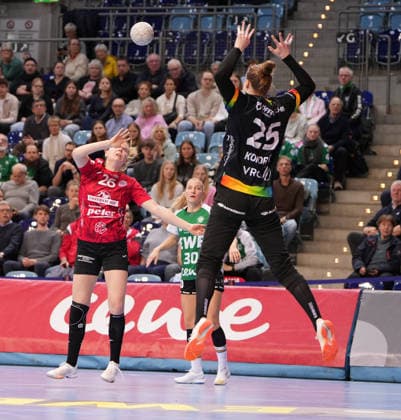 Handball I Women I Season 2025 2026 I 1 HBF I 17 Matchday I VFL Oldenburg Thüringer HC I 11 02 2026 Anna Szabo 26, Thüringer HC with a lob over Madita Kohorst 25, VfL Oldenburg Oldenburg Small EWE Arena Lower Saxony Germany Copyright: xLobeca JonasxBoningx