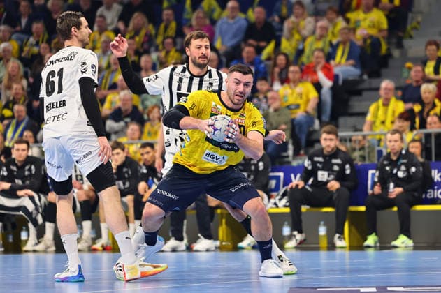 Jannik Kohlbacher Rhein Neckar Loewen, 80 prevails against Hendrik Pekeler THW Kiel, 61, left and Domagoj Duvnjak THW Kiel, 04 GER, Rhein Neckar Loewen vs THW Kiel, Handball, Daikin Handball Bundesliga, Matchday 20, Season 2025 2026, 11 02 2026 GER, Rhein Neckar Loewen vs THW Kiel, Handball, Daikin Handball Bundesliga, Matchday 20, Season 2025 2026, 11 02 2026 Mannheim Copyright: xEibner-Pressefoto RenexWeissx EP_RWS