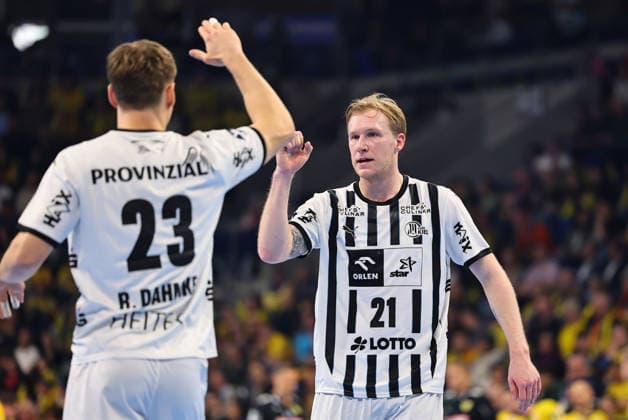Eric Johansson THW Kiel, 21, right claps Rune Dahmke Kiel, 23 GER, Rhein Neckar Loewen vs THW Kiel, Handball, Daikin Handball Bundesliga, Matchday 20, Season 2025 2026, 11 02 2026 GER, Rhein Neckar Loewen vs THW Kiel, Handball, Daikin Handball Bundesliga, Matchday 20, Season 2025 2026, 11 02 2026 Mannheim Copyright: xEibner-Pressefoto RenexWeissx EP_RWS