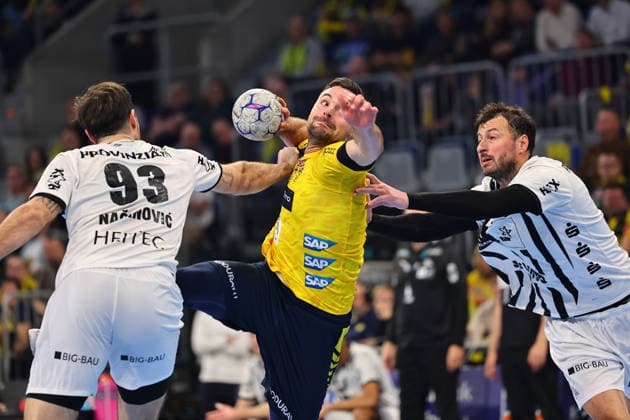 Dani Baijens Rhein Neckar Loewen, 77 in a duel with Veron Nacinovic THW Kiel, 93, left and Domagoj Duvnjak THW Kiel, 04, right GER, Rhein Neckar Loewen vs THW Kiel, Handball, Daikin Handball Bundesliga, Matchday 20, Season 2025 2026, 11 02 2026 GER, Rhein Neckar Loewen vs THW Kiel, Handball, Daikin Handball Bundesliga, Matchday 20, Season 2025 2026, 11 02 2026 Mannheim Copyright: xEibner-Pressefoto RenexWeissx EP_RWS