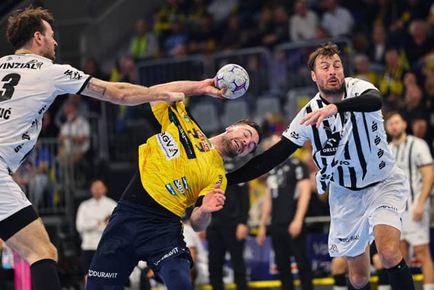 Dani Baijens Rhein Neckar Loewen, 77 in a duel with Veron Nacinovic THW Kiel, 93, left and Domagoj Duvnjak THW Kiel, 04, right GER, Rhein Neckar Loewen vs THW Kiel, Handball, Daikin Handball Bundesliga, Matchday 20, Season 2025 2026, 11 02 2026 GER, Rhein Neckar Loewen vs THW Kiel, Handball, Daikin Handball Bundesliga, Matchday 20, Season 2025 2026, 11 02 2026 Mannheim Copyright: xEibner-Pressefoto RenexWeissx EP_RWS
