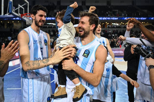 Turk Telekom v Niners Chemnitz - BKT EuroCup ANKARA, TURKIYE - FEBRUARY 11: Players of Turk Telekom Erdem Can celebrate after they won the BKT EuroCup Basketball match against Niners Chemnitz in Ankara, Turkiye on February 11, 2026. Akin Celiktas Anadolu Ankara Turkey. Editorial use only. Please get in touch for any other usage.  Copyright: x2026xAnadoluxAkinxCeliktasx