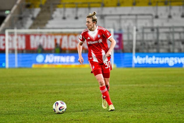 Soccer I Women I Season 2025 2026 I Bundesliga I 16 Matchday I FC Carl Zeiss Jena FC Bayern Munich I 11 02 2026 Carolin Simon 30, FC Bayern Munich dribbles with the ball Crop, close-up, portrait, portrait, single photo, single image, body Jena Ernst Abbe Sportfeld, ad hoc Arena Thuringia Germany Copyright: xLobeca InesxHähnelx