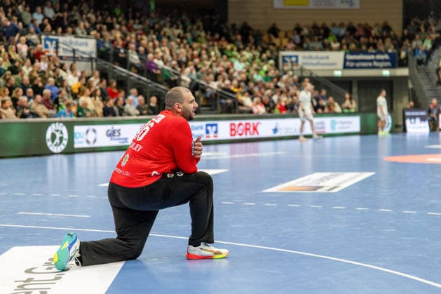 Dejan Milosavljev Fuechse Berlin, 96 stretches and watches his teams attack GER, HSG Wetzlar vs Fuechse Berlin, Handball, 1 Bundesliga Men, Matchday 20, Season 2025 2026, 11 02 2026 GER, HSG Wetzlar vs Fuechse Berlin, Handball, 1 Bundesliga Men, Matchday 20, Season 2025 2026, 11 02 2026 Wetzlar Copyright: xEibner-Pressefoto GerhardxWingenx EP_GWR